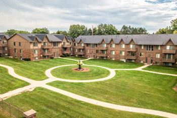 Expansive courtyard at Fountain Pointe apartments & Townhomes