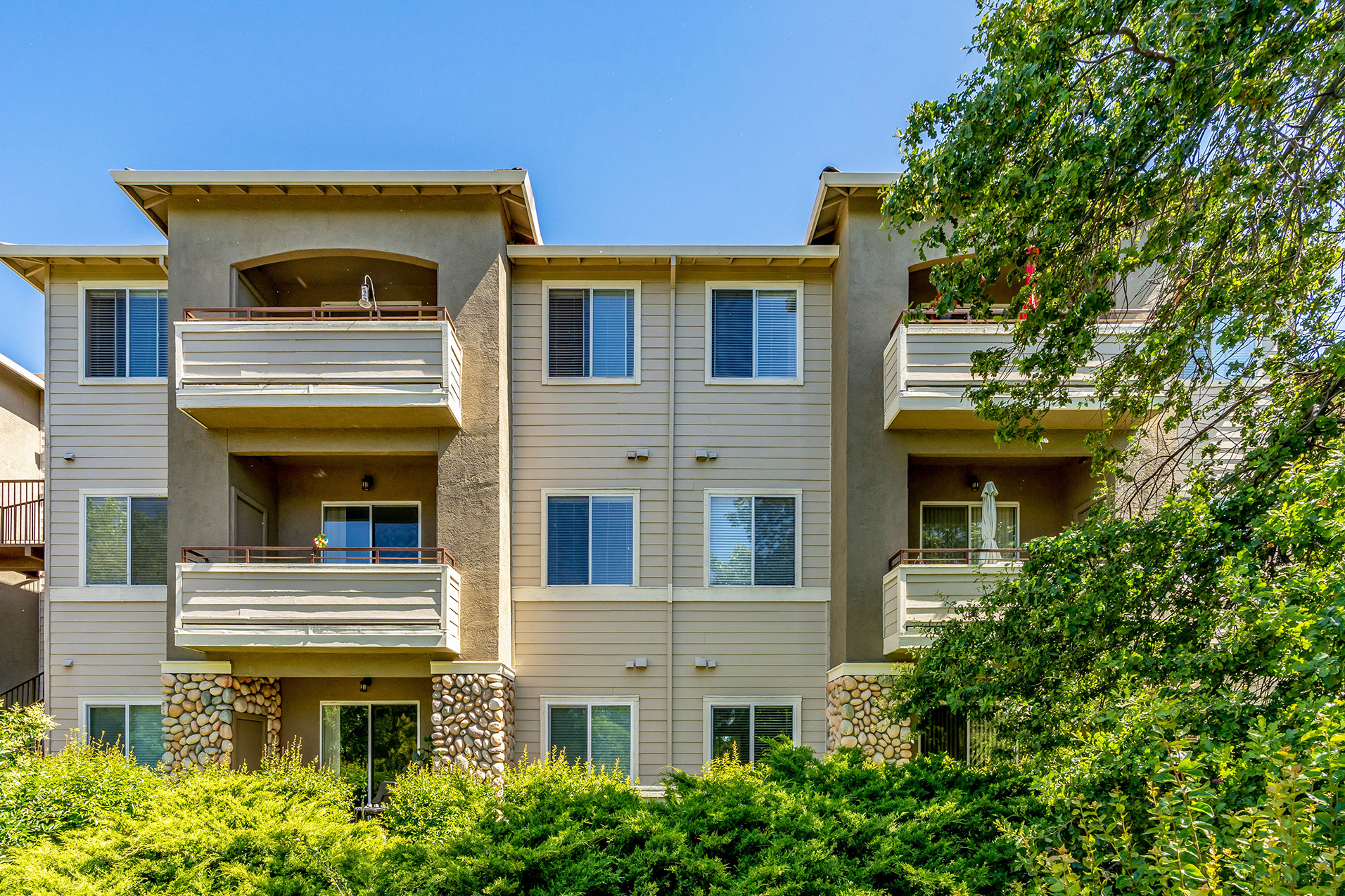 Preserve at Blue Ravine - Exterior with balcony