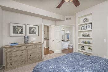 Sonterra Apartments at Paradise Valley - Built-in bookshelves
