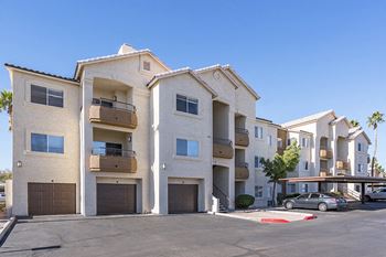 Sonterra Apartments at Paradise Valley - Attached and detached garages available