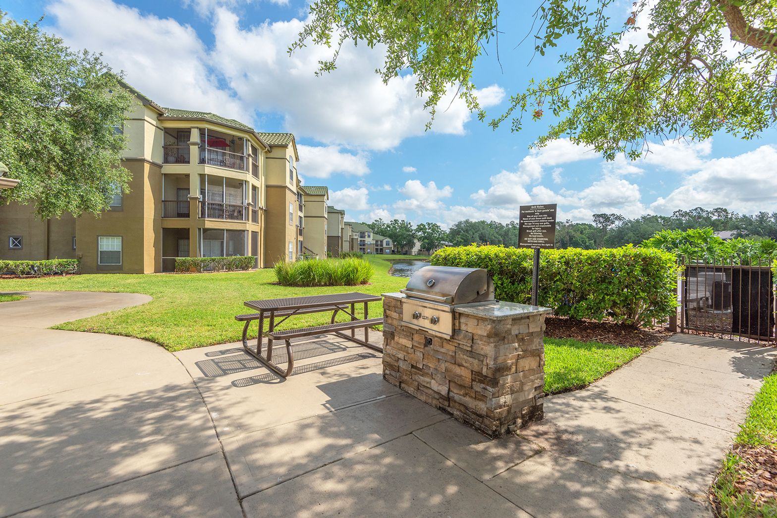 Park Del Mar Apartments grilling areas with picnic tables