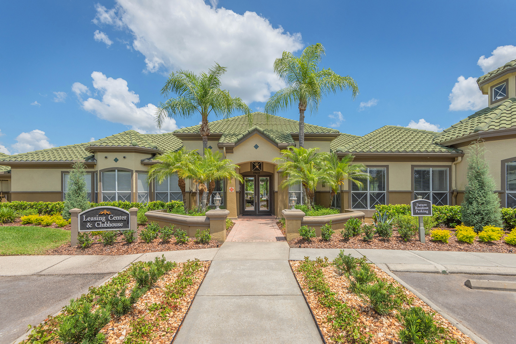 Front view of Park Del Mar