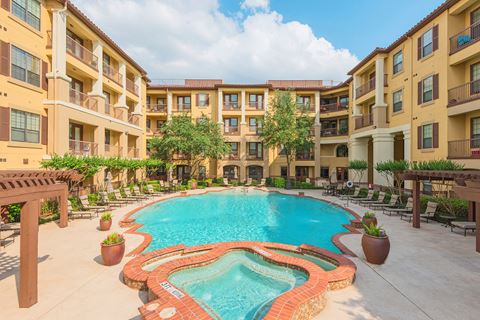 Monterra Las Colinas Apartments resort-style pool