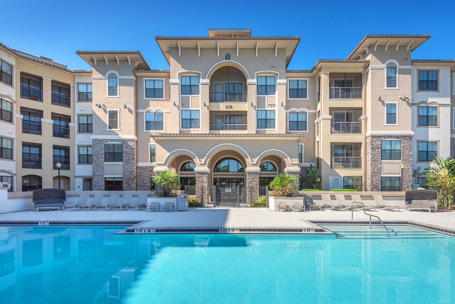 Bonterra Parc - Resort-style swimming pool