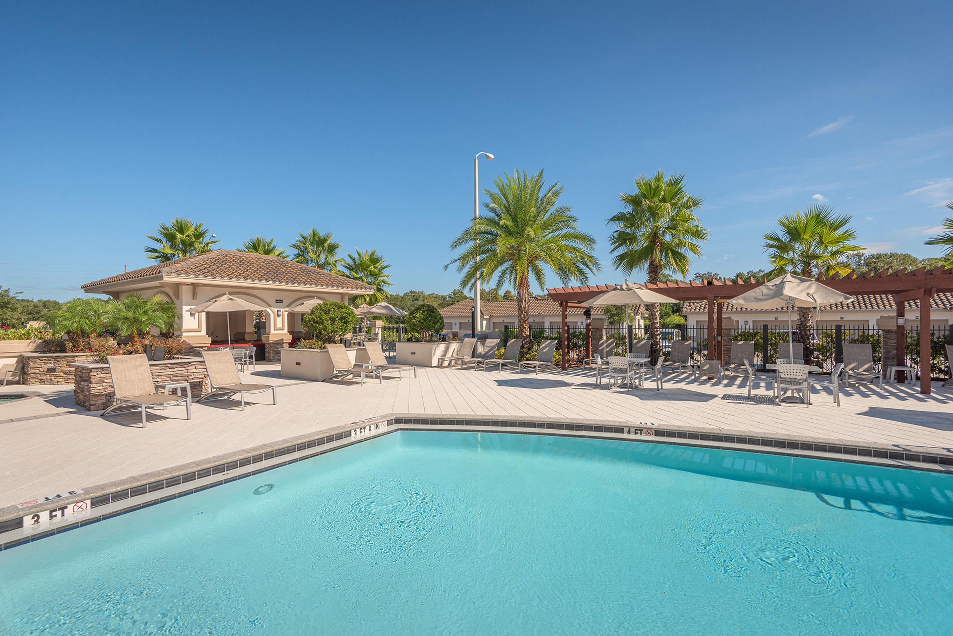 Bonterra Parc - Poolside sundeck