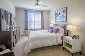 Bonterra Parc - Bedrooms with ceiling fans and natural light - Photo Gallery 18