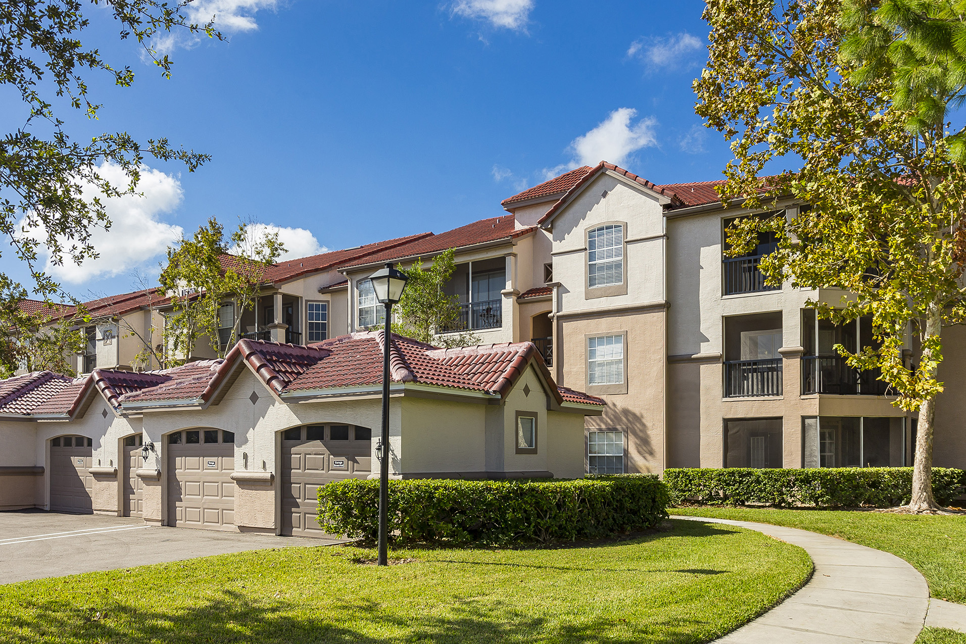 Egret's Landing Apartments private garages available