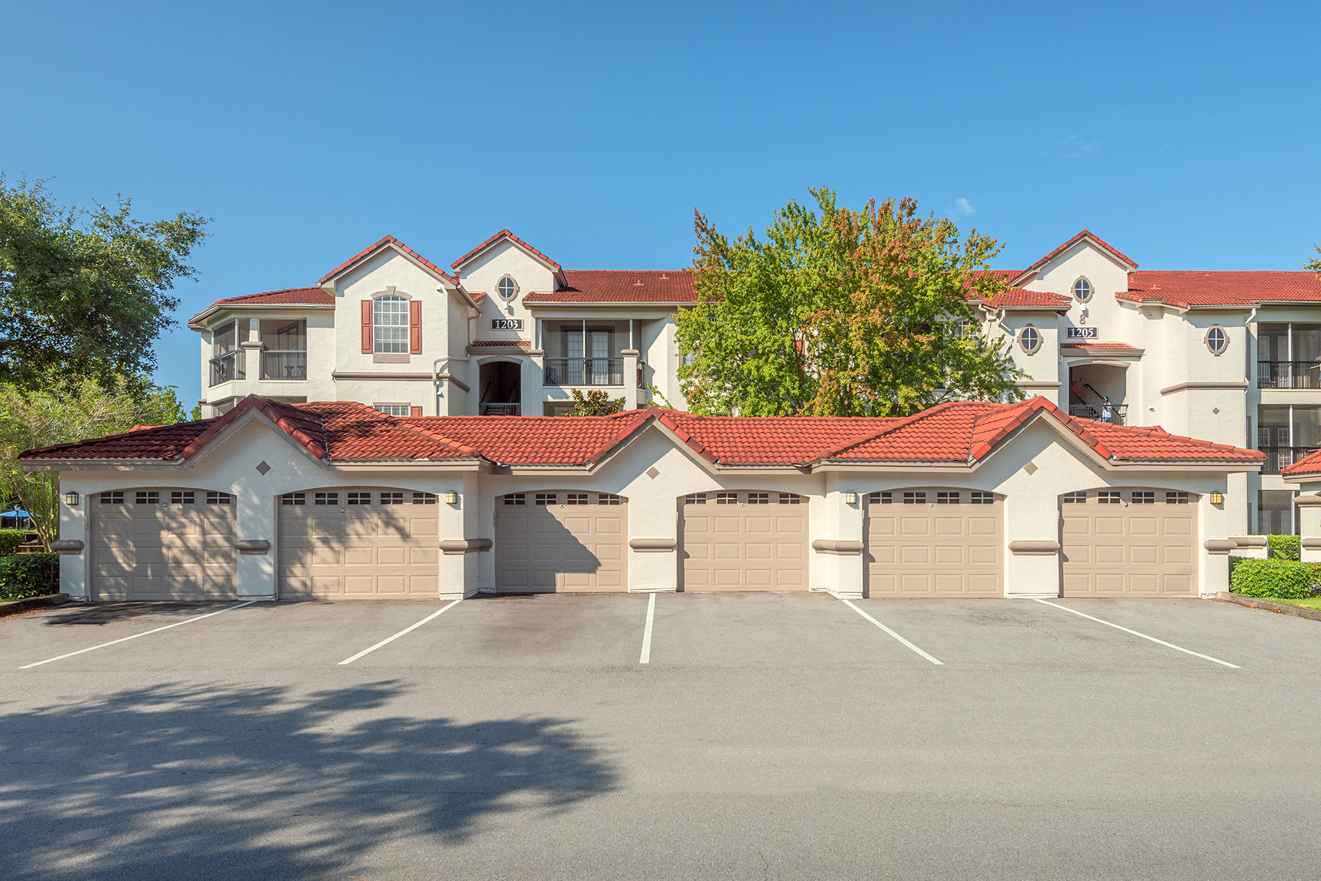 Asprey at Lake Brandon Apartments garages available