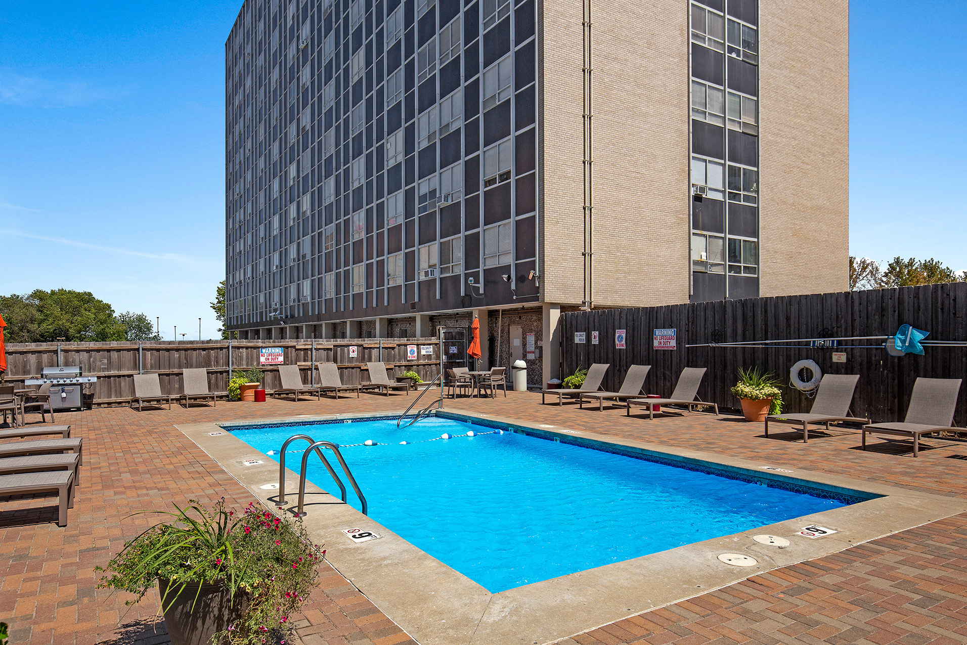 910 Penn - Sparkling resort-style pool