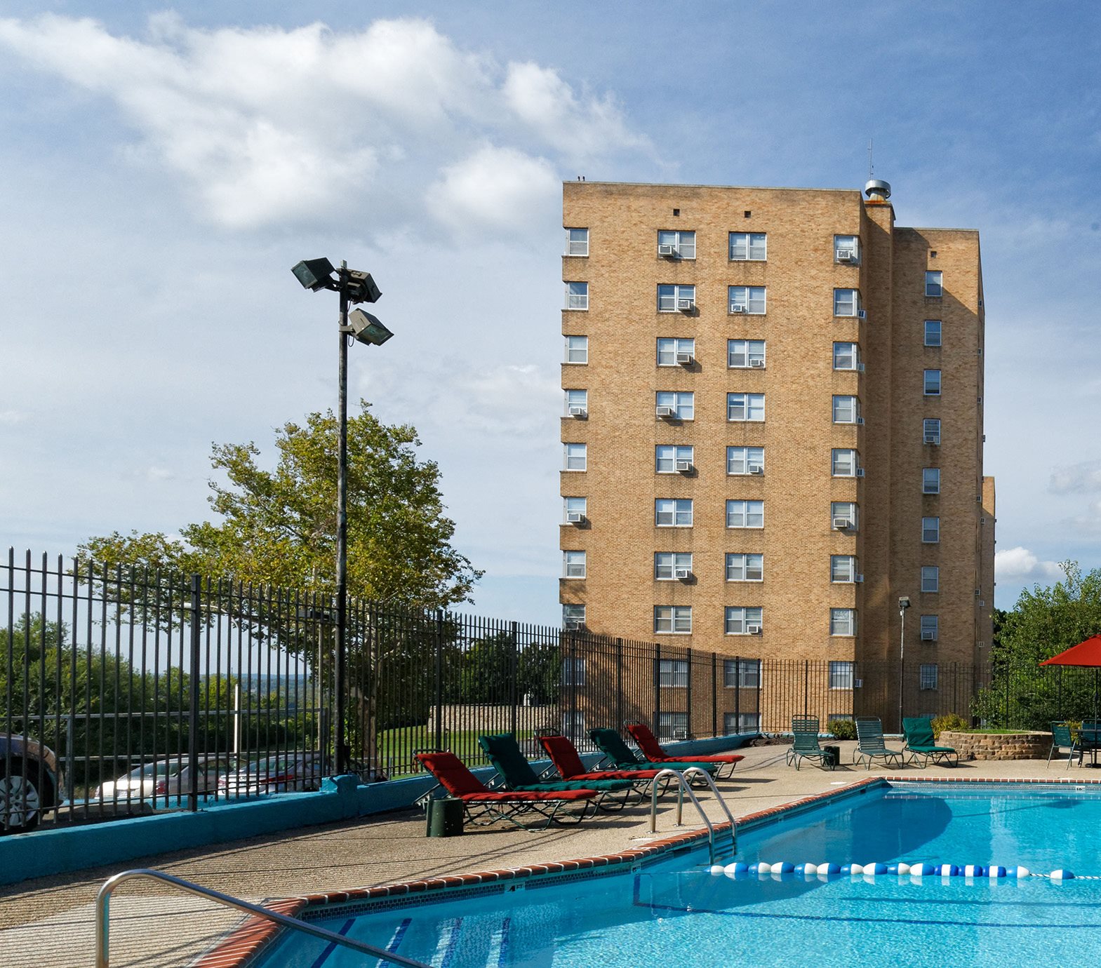 Quality Hill Towers apartments in Downtown Kansas City, MO