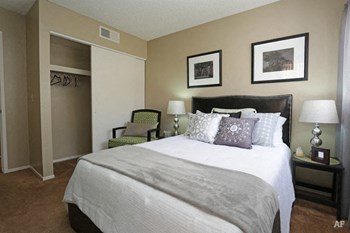 6502 E Golf Links Rd Studio-2 Beds Apartment for Rent - Photo Gallery 3