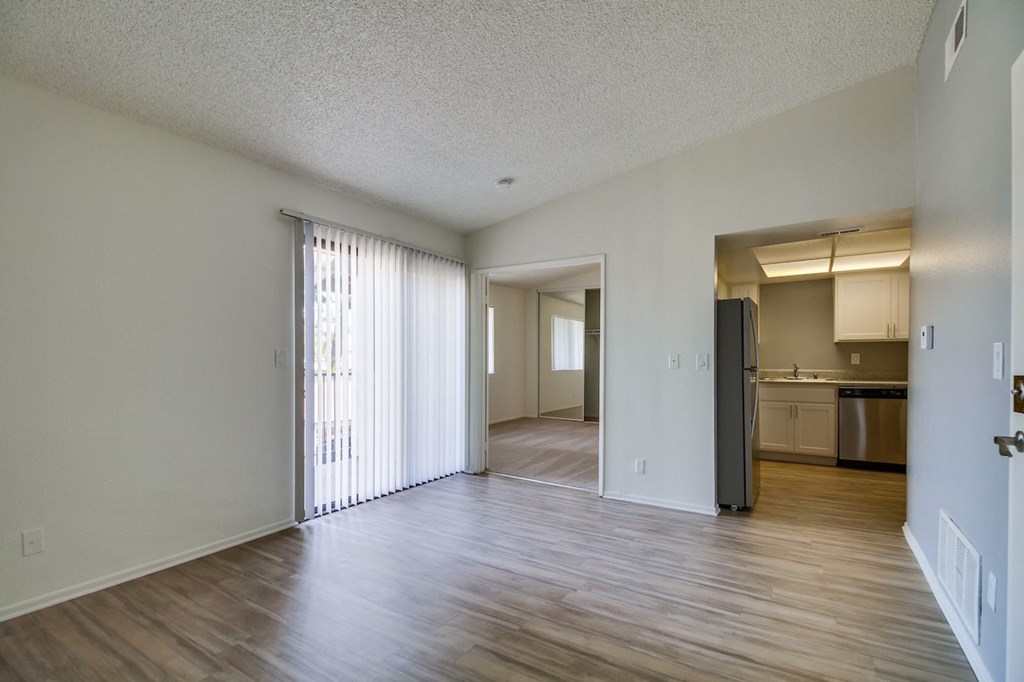 Harbor Cliff Apartments Empty Apartment Living Room