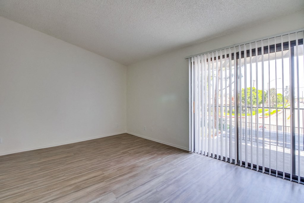 Harbor Cliff Apartments Empty Apartment Living Room