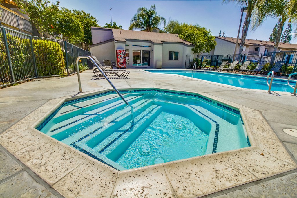Harbor Cliff Apartments Lifestyle - Hot Tub