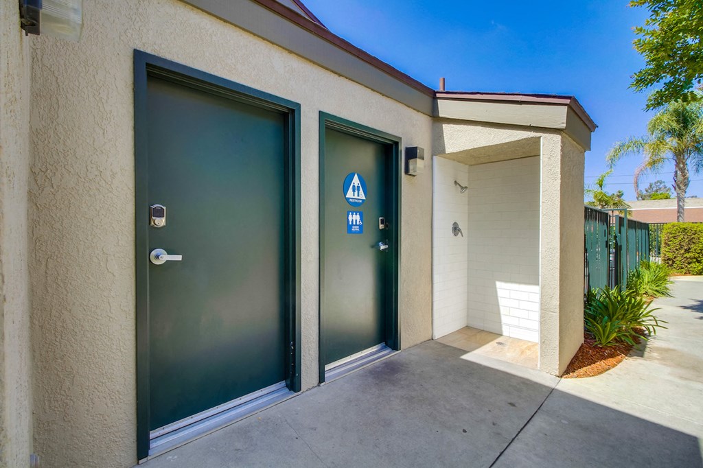 Harbor Cliff Apartments Restroom