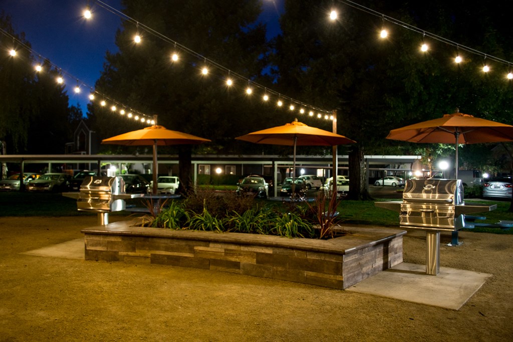 Outside seating l Waterford Cove Apartments in Sacramento CA