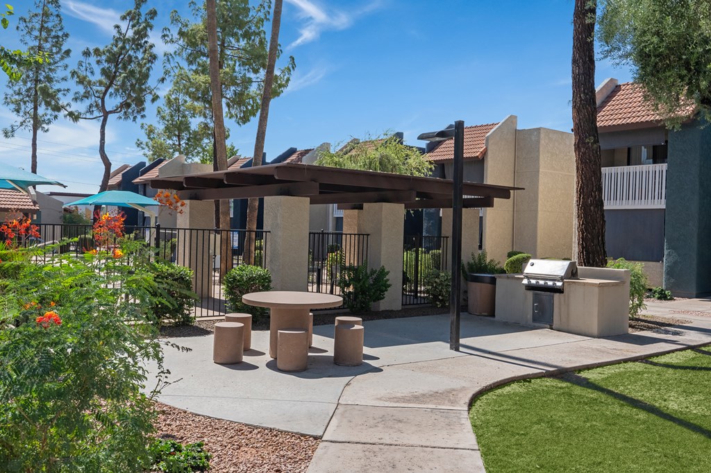 Oakridge Apartments - Picnic Table & BBQ