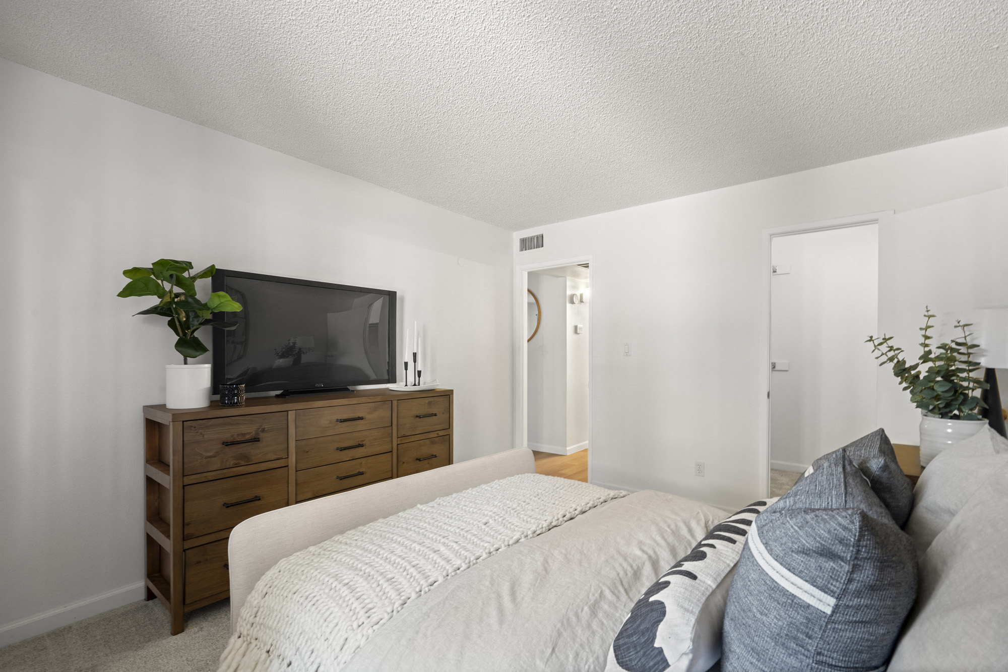 Oakridge Apartments - One Bedroom Model