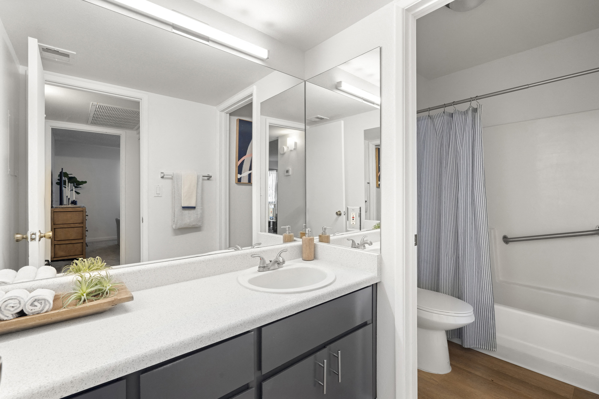 Oakridge Apartments - One Bedroom Model - Upgraded Bathroom