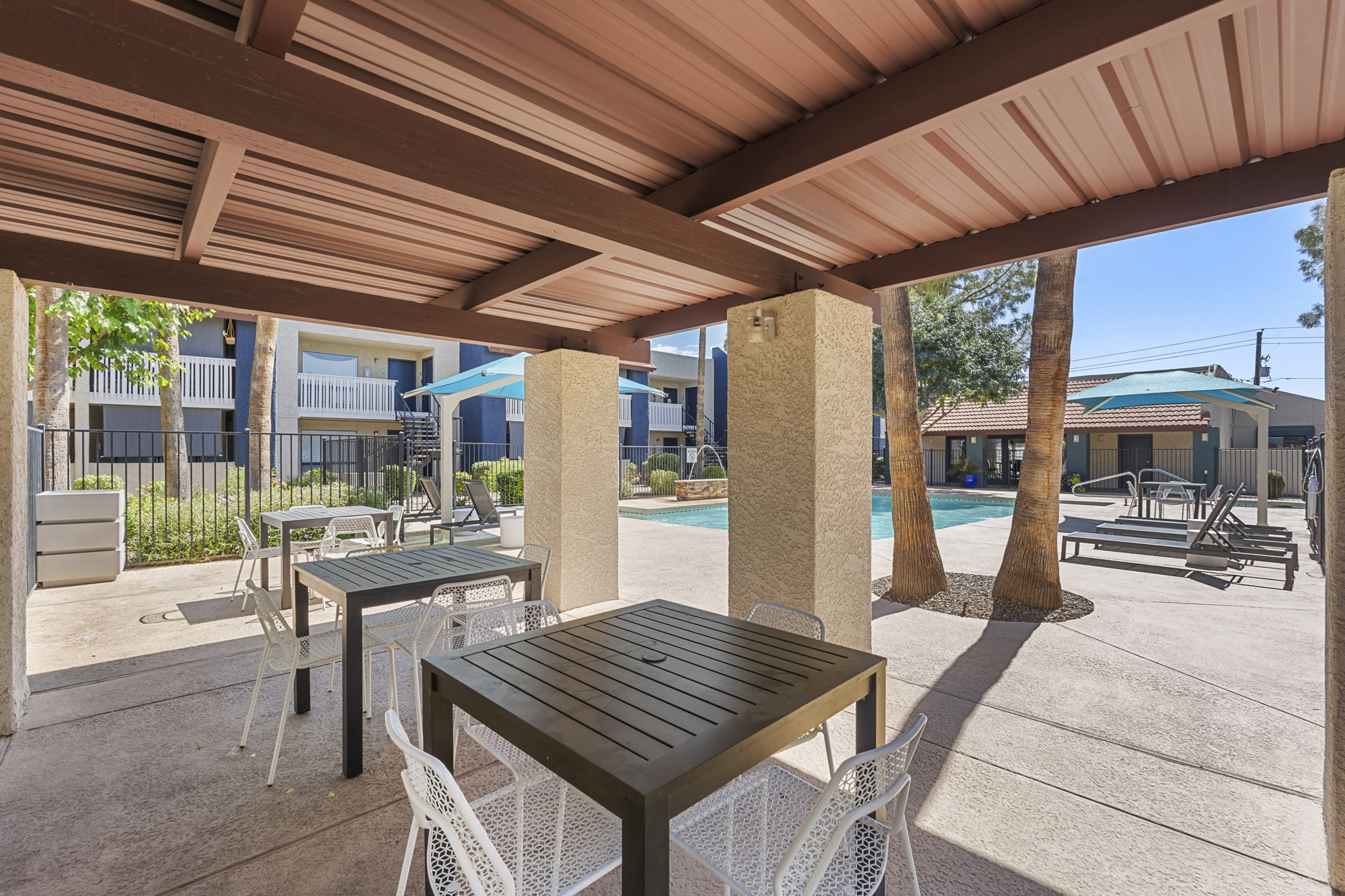 Oakridge Apartments - Pool Lounge Area