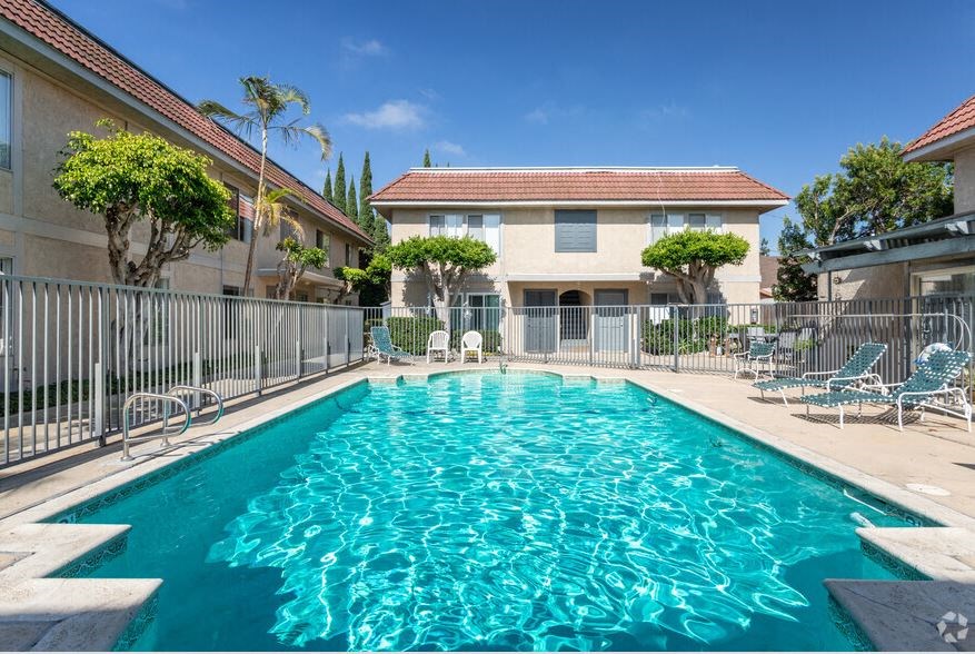 Lido Apartments - 241 Avocado St