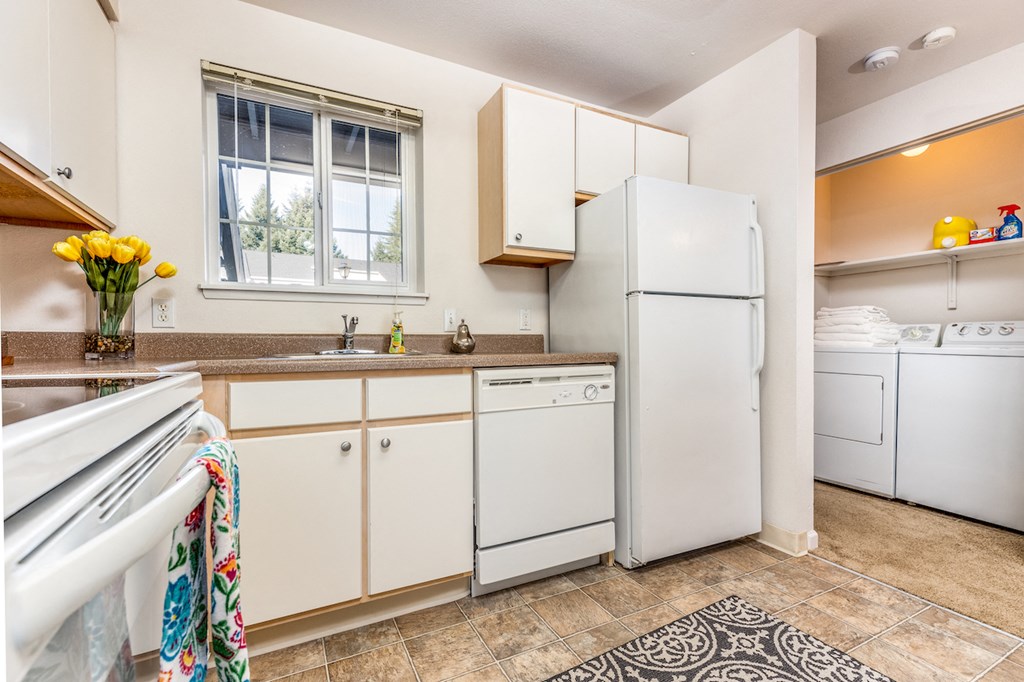 Kitchen at Creekside At Tanasbourne, Hillsboro