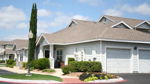 Apt building with garages New Baunfels, Texas Apartments l Cotton Crossing Apt rentals 