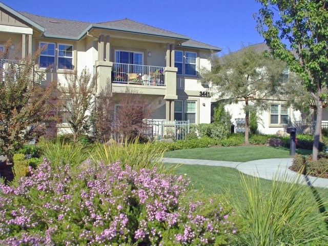 Exterior Building and Landscape  l Gardens at Ironwood in Pleasanton CA 