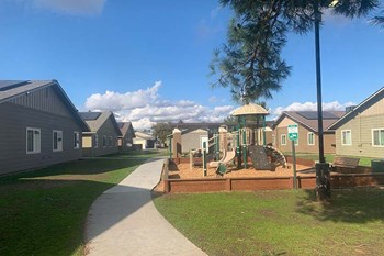 Exterior view of building and playground - Photo Gallery 6