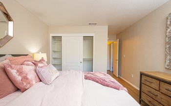Bedroom  with closet - Photo Gallery 9