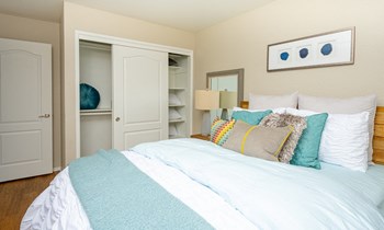 Bedroom  with closet - Photo Gallery 12