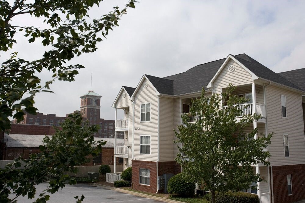 Apartment Complex Exterior at Highland View Apartments, Georgia