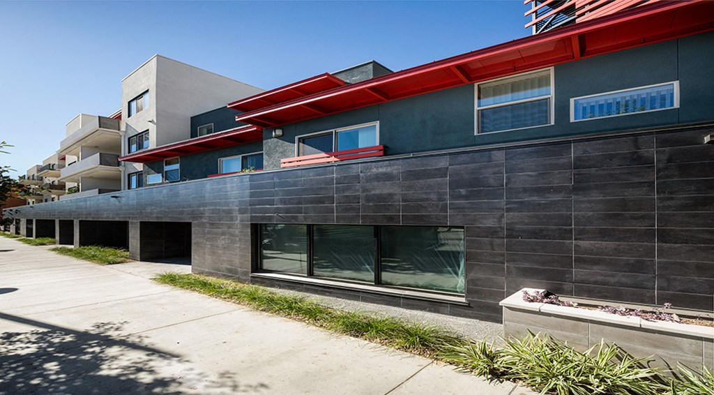 exterior view of building  l The Meridian Apartments in Los Angeles, CA