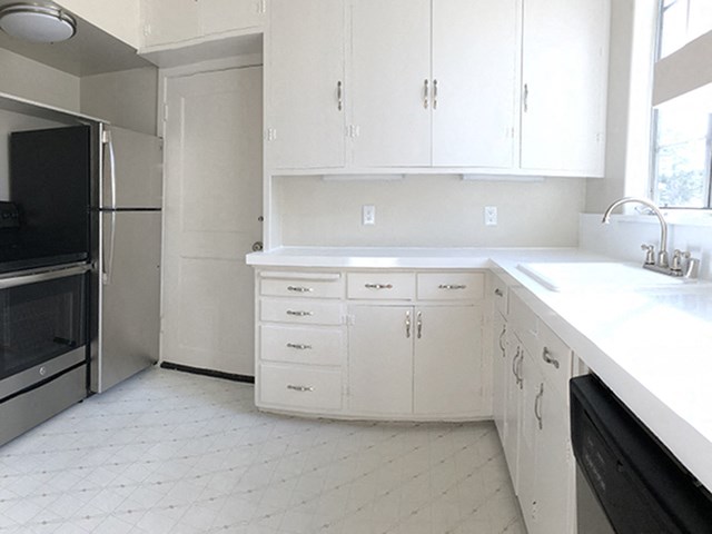 Kitchen l The Monterey Garden Apartments in San Mateo CA