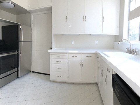 Kitchen l The Monterey Garden Apartments in San Mateo CA