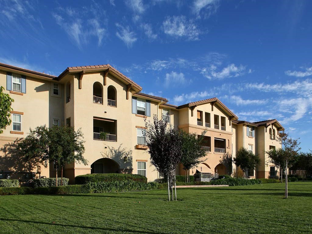 Exterior Building and Grass l Portofino Villas Apartments  in Pomona CA 