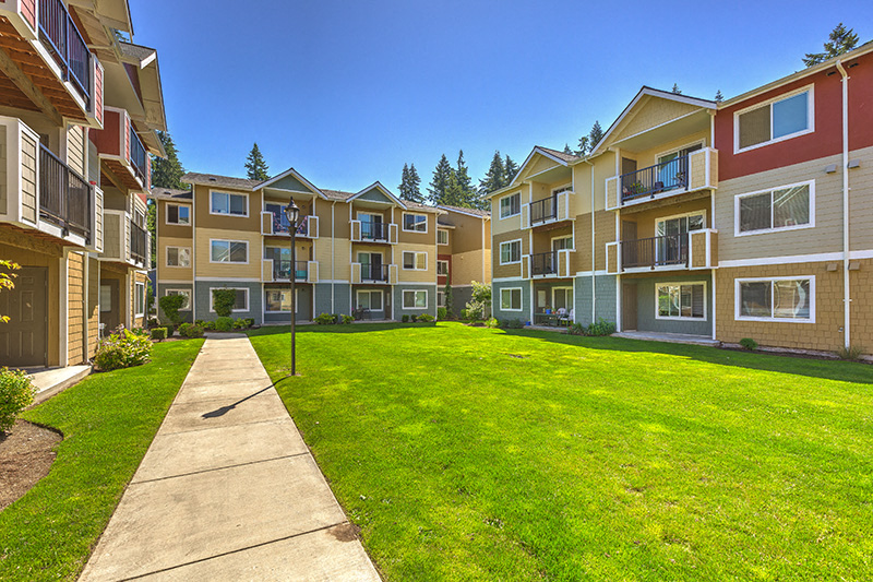 Lush Green Grounds at Quilceda Creek Apts