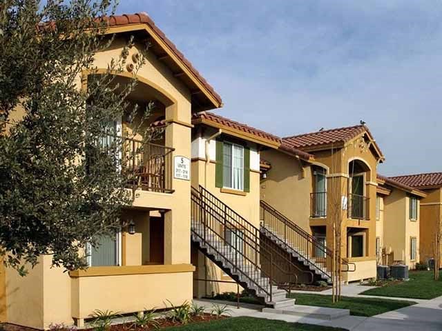 Exterior building l Santa Fe Apartments in Bakersfield CA