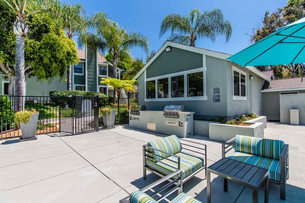 Poolside Lounge at SYCAMORE GREENS APARTMENT HOMES, Vista