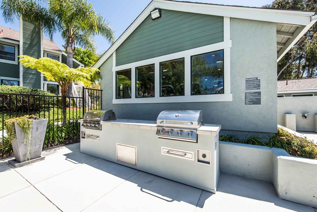 BBQ Area at SYCAMORE GREENS APARTMENT HOMES, Vista, California
