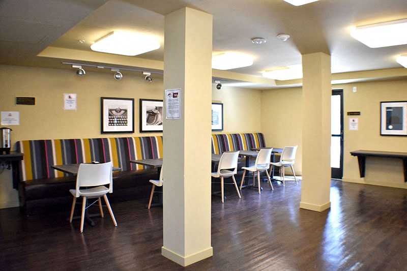 Community seating Englewood CO Senior Apartments For Rent in Traditions at Englewood 