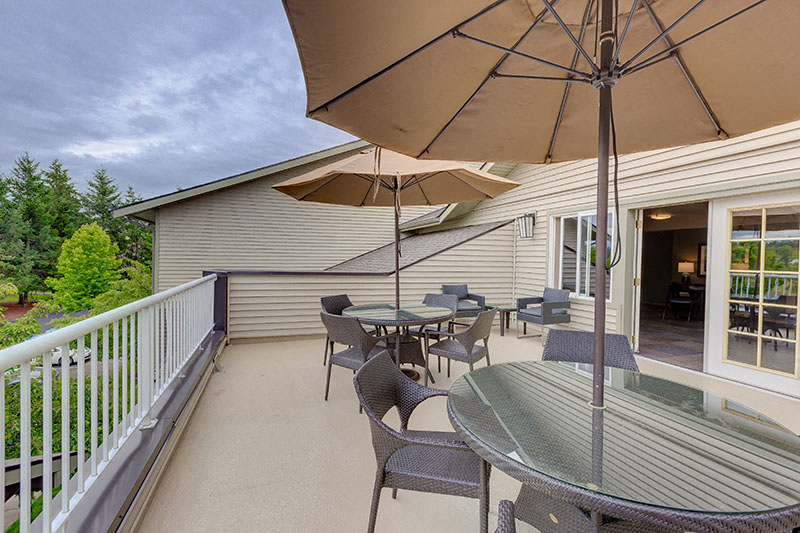 Outdoor Dining Tables | The Vintage Bellingham Senior Apartments in Bellingham, WA 98226