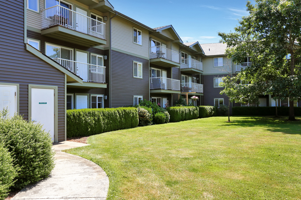 Building exterior and Green Grass | Vintage at Bellingham Senior Apartments for rent | Bellingham, WA
