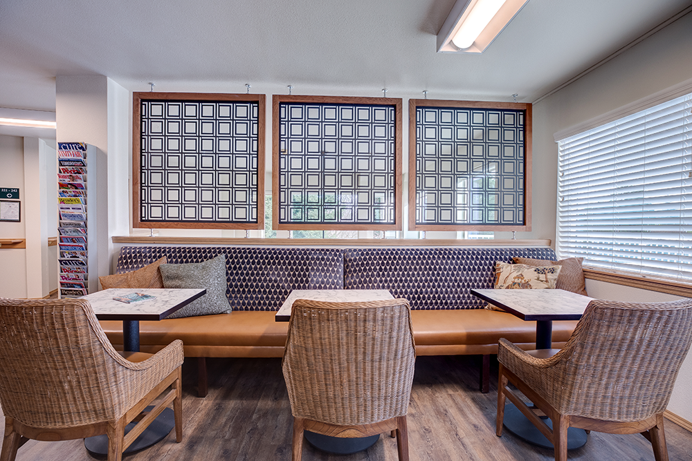 Tables and seating l Vintage at Napa Senior Apartments