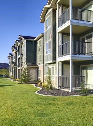 Side of building view with Grass Copper Peak Apt Homes | Longmont, CO 99337