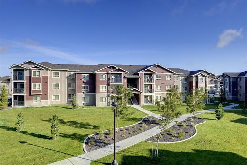 Pathway with grass to apt buildings Apts in Longmont, CO | Copper Peak Apartments