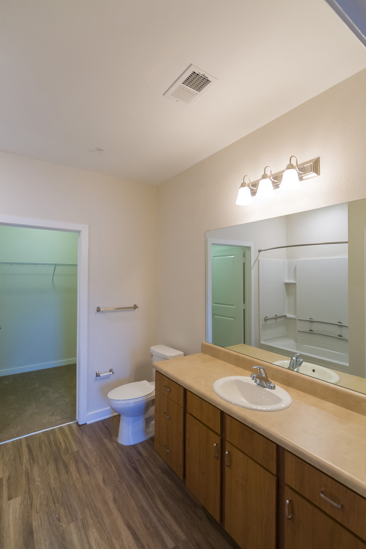 Cassie Gardens Apartment Interior Bathroom