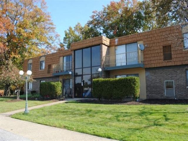 Building Exterior at Trenton Place Apartments, Willoughby, OH, 44094