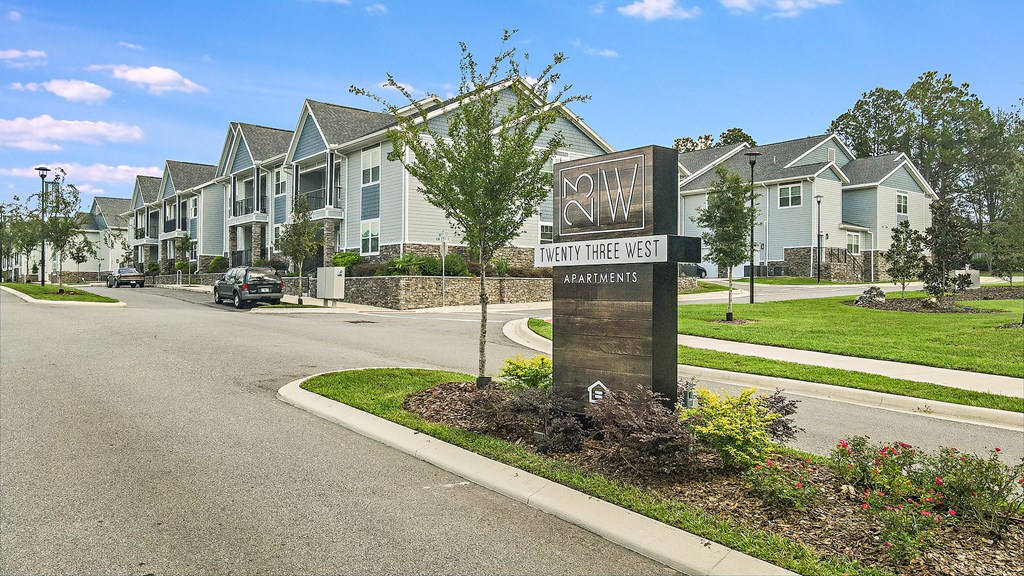 a street sign in front of a row of houses
