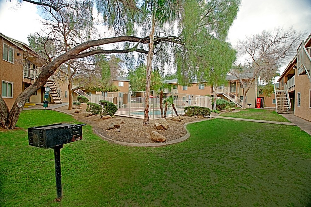 the outlook of the courtyard at thevillage apartments tx